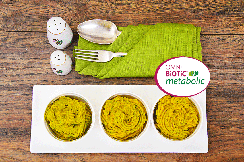 Jetzt den Sauerrahm mit Salz, Knoblauch, Schnittlauch und OMNi-BiOTiC® metabolic verrühren