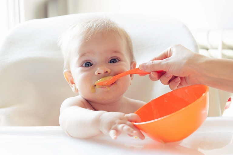 baby übergewicht Übergewicht im Kindesalter kann zu Adipositas im Jugend- und Erwachsenenalter führen und gesundheitliche Probleme in späteren Lebensjahren zur Folge haben.