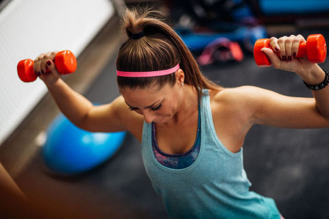 Außerdem habe ich mir einen Medizinball, ein Frau macht Sportsowie Gewichte (Kettlebell und Hanteln) gekauft.