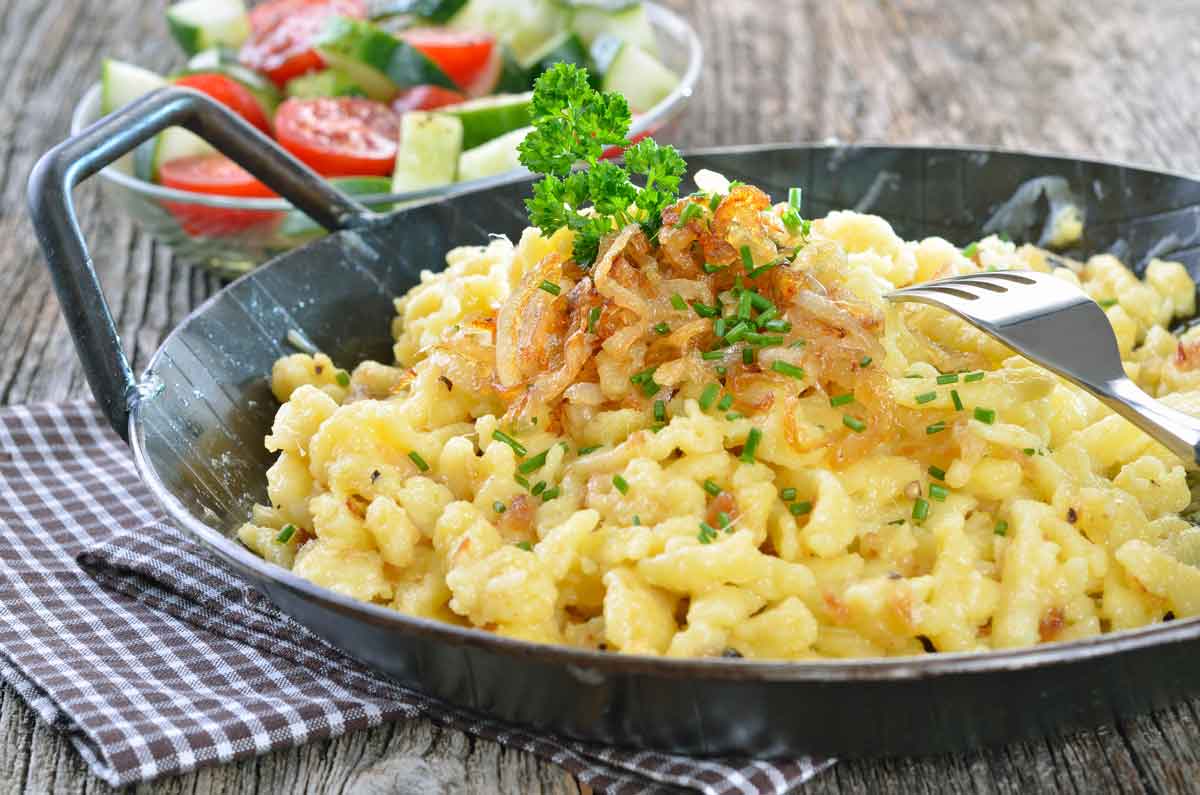 Polenta mit heißer Milch aufgießen und ca. 15 Minuten ziehen lassen.