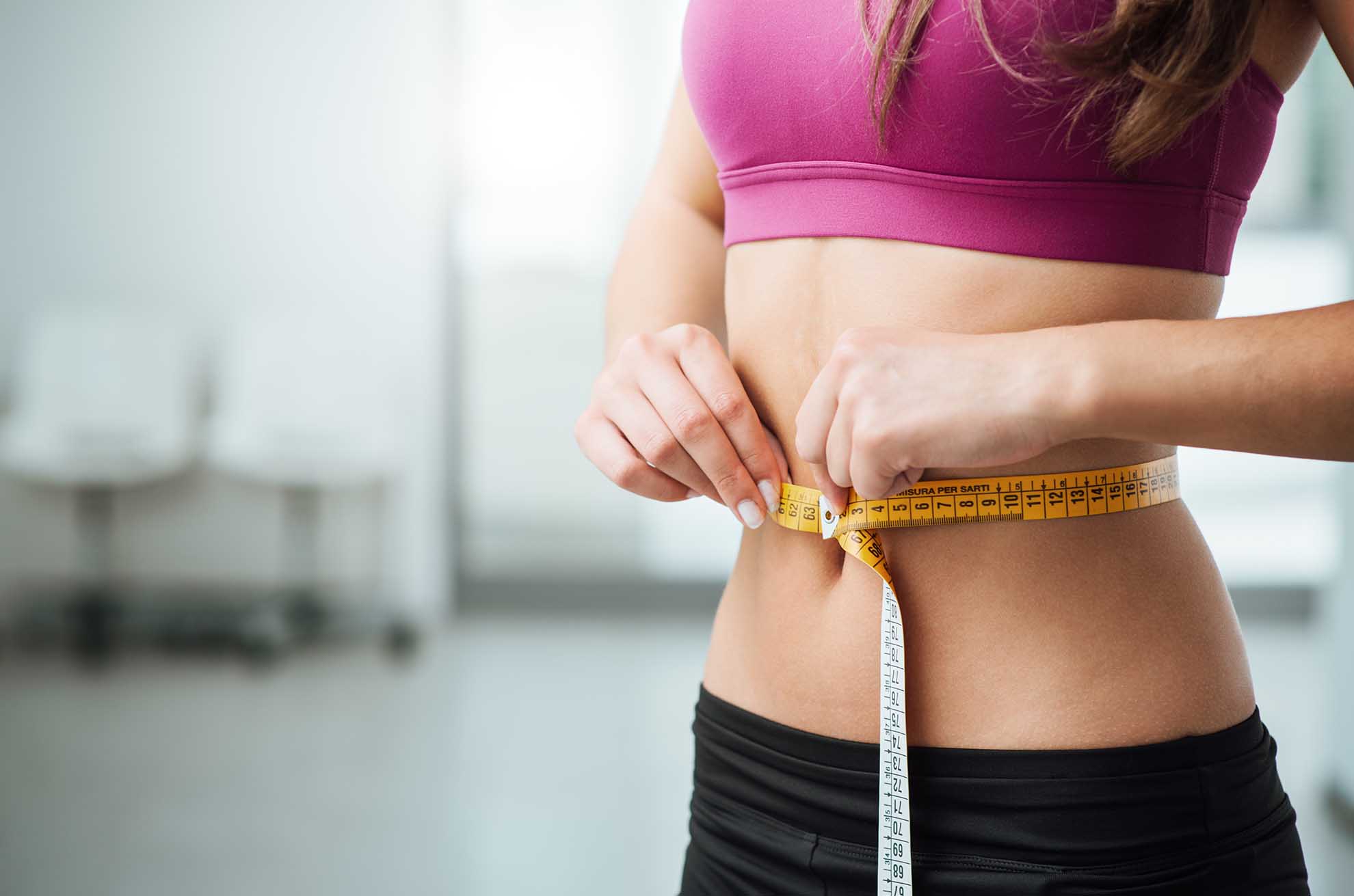 sport und wohlfühlgewicht Bewegungsmangel, hochkalorische sowie einseitige Ernährung und Stress können für zu viel Körperfülle verantwortlich sein.