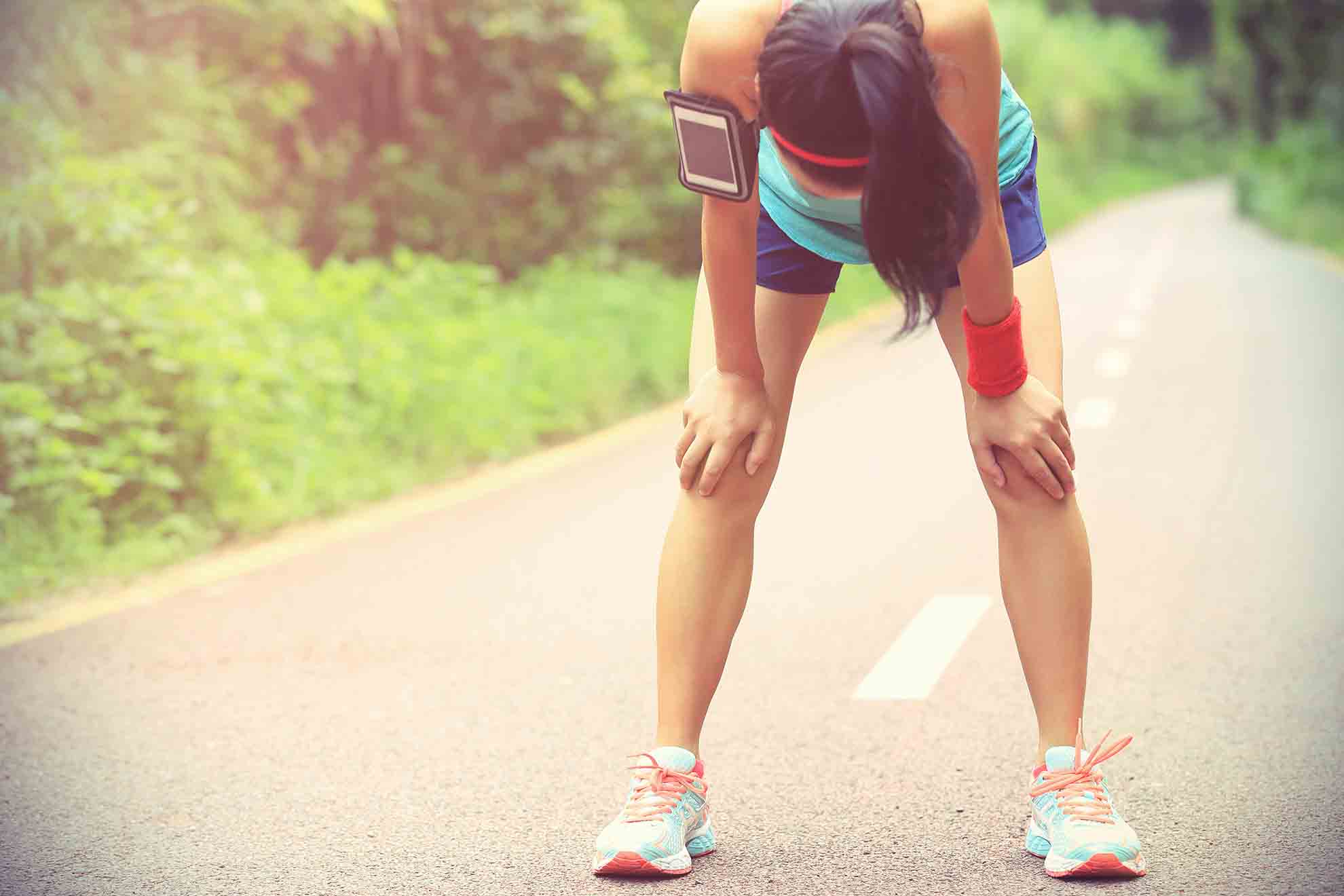 überanstrenung beim sport Wiederholte intensive Trainingseinheiten sowie Übertraining können jedoch die Immunfunktion ungünstig beeinflussen und in einem erhöhten Krankheitsrisiko resultieren