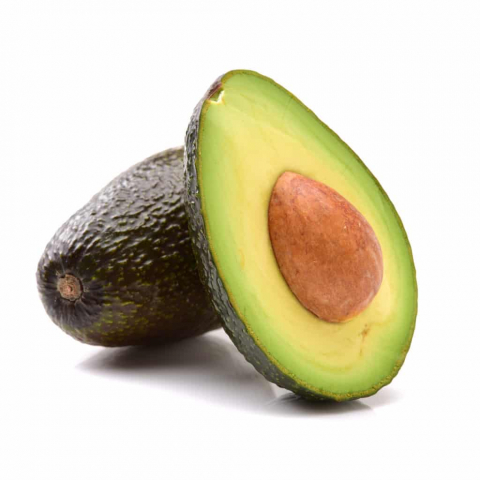 Die Avocado enthält nicht nur viele gute Fette, sondern ist auch reich an Vitamin A, das unter anderem für die Blutbildung und gesunde Knochen und Zähne benötigt wird.