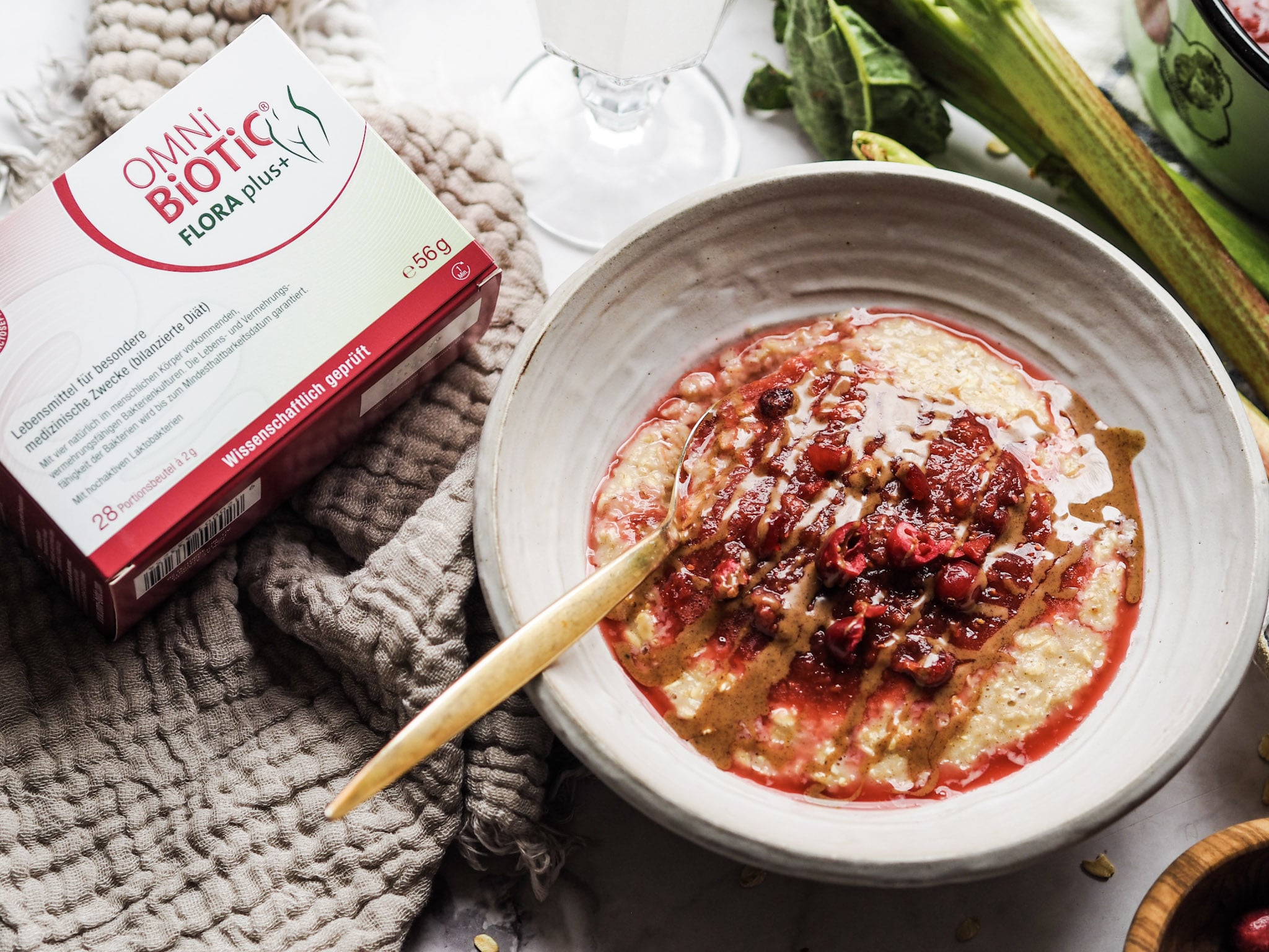 OMNi-BiOTiC FLORA plus+ Getränk mit Haselnuss-Porridge mit Cranberry-Rhabarber-Kompott