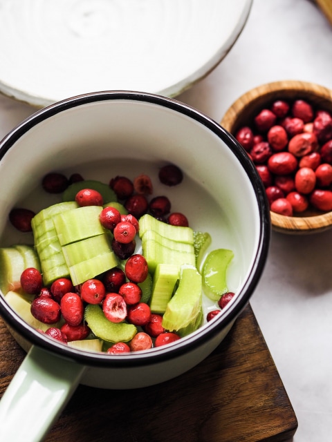 OMNi-BiOTiC FLORA plus+ Getränk mit Haselnuss-Porridge mit Cranberry-Rhabarber-Kompott