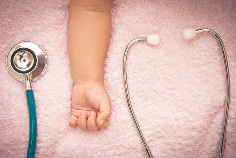 Hebammentalk: Von Kaiserschnitt bis 3-Monats-Koliken, Kinderarm mit Stethoskop