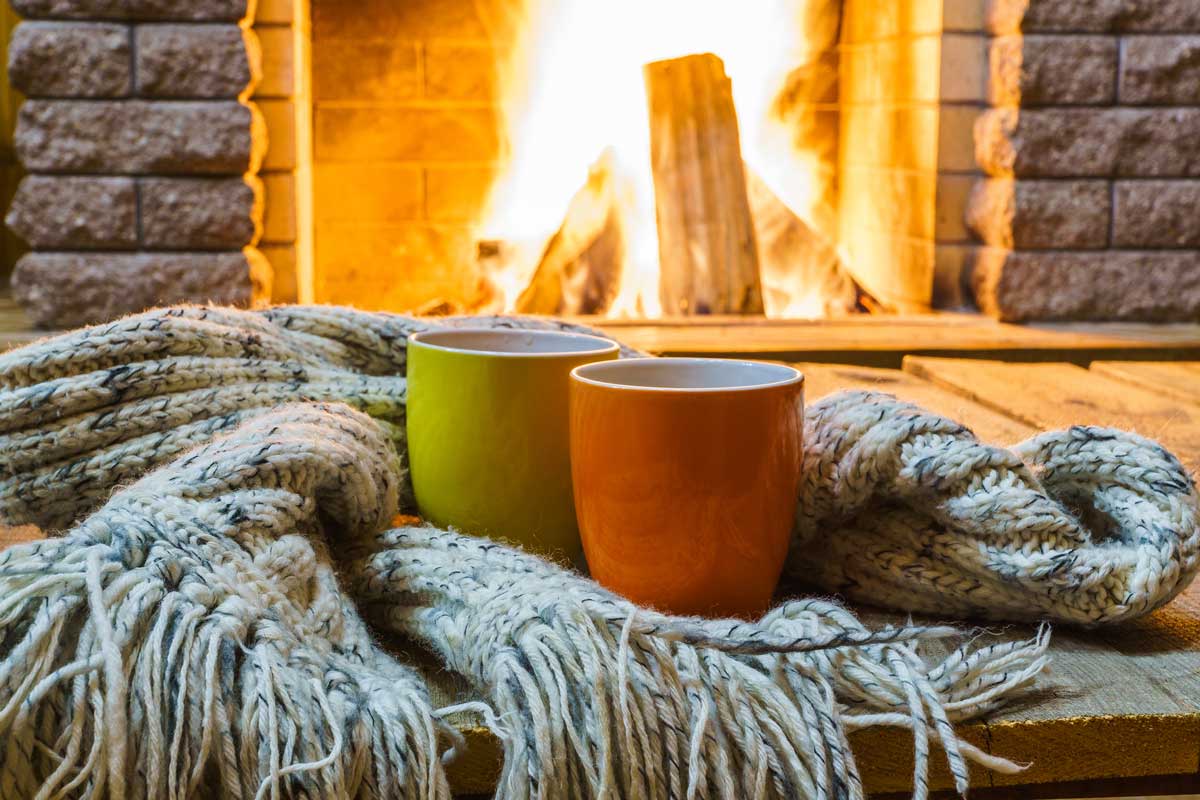 Mit Profi-Unterstützung durch Herbst und Winter - wärmender Tee vor eingeheiztem Ofen