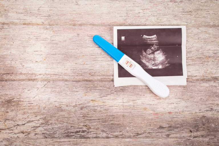 Ultraschallbild von Baby mit Schwangerschaftstest: Probiotika: Hoffnung bei unerfüllter Schwangerschaftt?