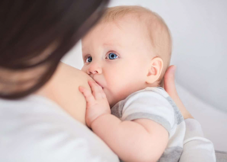 Eine natürliche Geburt und das Stillen wirken sich förderlich auf Babys Bakterienwelt aus.