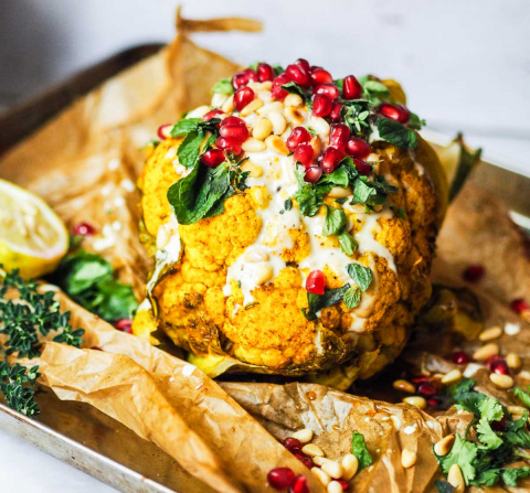 Blumenkohl im Ganzen mit Tahin-Zitronen-Dip