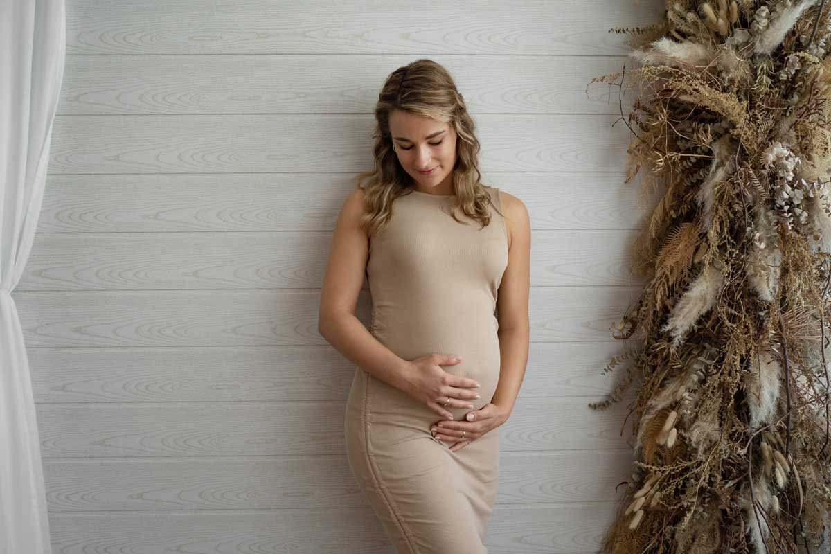 Schwangere Frau hält sich ihren Babybauch - Allergien in der Schwangerschaft