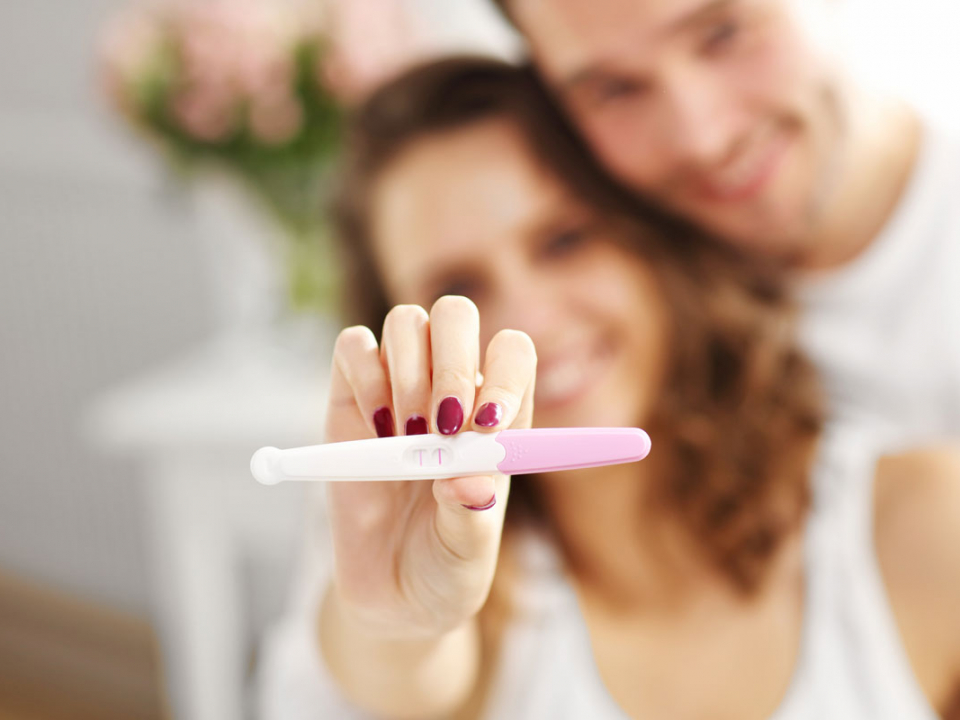 Schwangerschaftstest - glückliches Paar