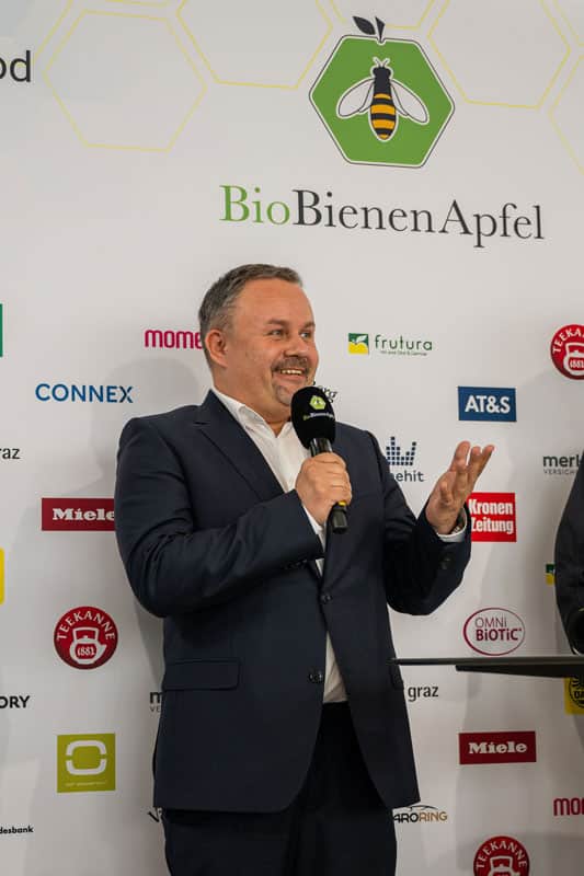 Mag. Christian Gsöll auf der Pressekonferenz von BioBienenApfel